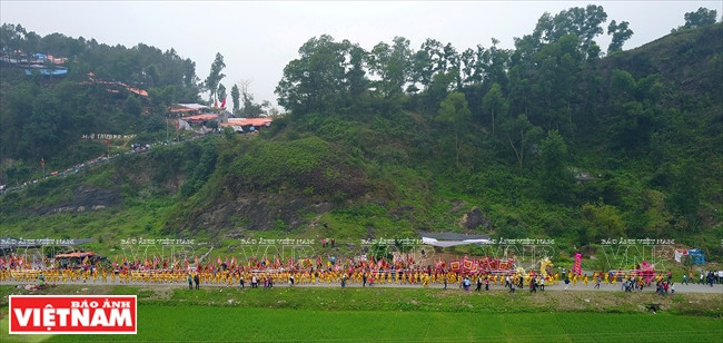 La procesión del templo de Tien Huong a la pagoda de Tien Huong (Fuente: VNA)