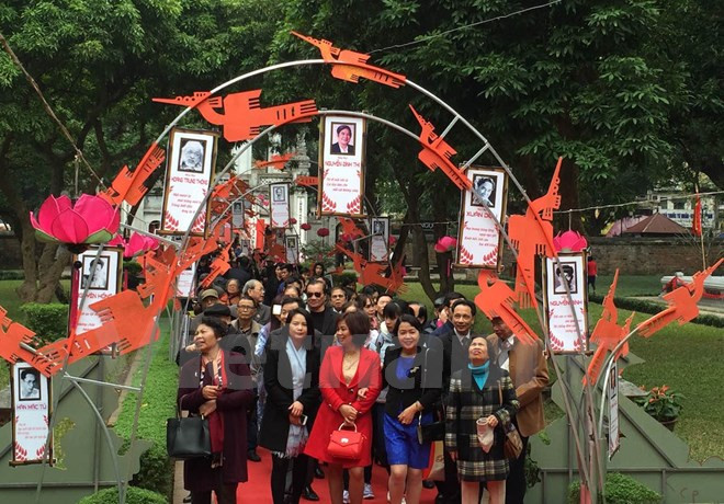 "La ruta de poetas" expone retratos y obras de eminentes figuras vietnamitas (Fuente: VNA)