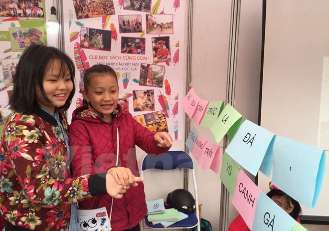 Niñas participan en un juego (Fuente: VNA)