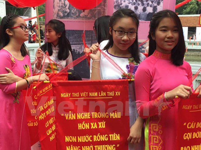 Niñas vestidas con Ao Dai participan en un acto especial (Fuente: VNA)