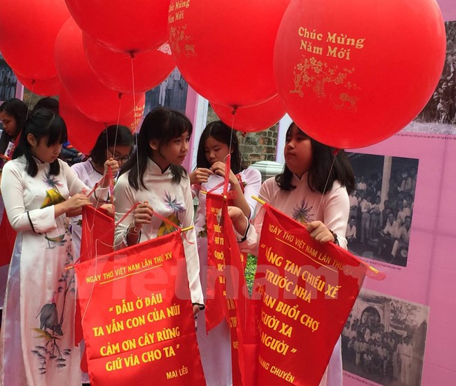 Globos que conllevan versos se lanzan al aire (Fuente: VNA)