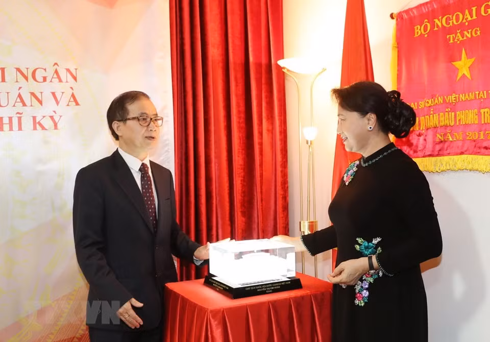 Nguyen Thi Kim Ngan sostuvo un encuentro con los diplomáticos vietnamitas y representantes de los coterráneos residentes en la localidad (Fuente: VNA)