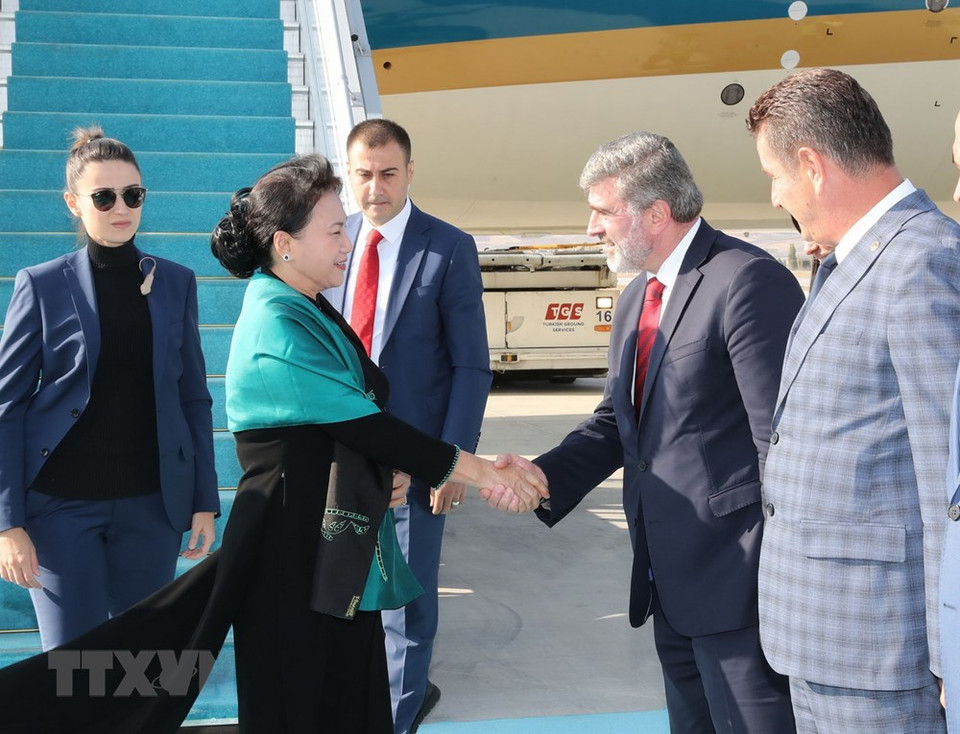 La presidenta parlamentaria vietnamita en el aeropuerto internacional Esenboga (Fuente: VNA)