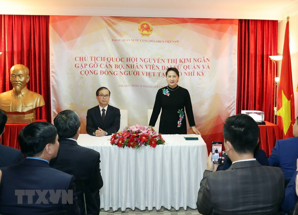 Nguyen Thi Kim Ngan sostuvo un encuentro con los diplomáticos vietnamitas y representantes de los coterráneos residentes en la localidad (Fuente: VNA)