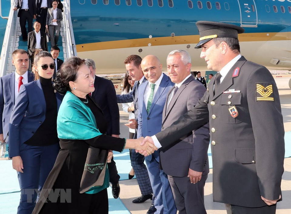 La presidenta parlamentaria vietnamita en el aeropuerto internacional Esenboga (Fuente: VNA)