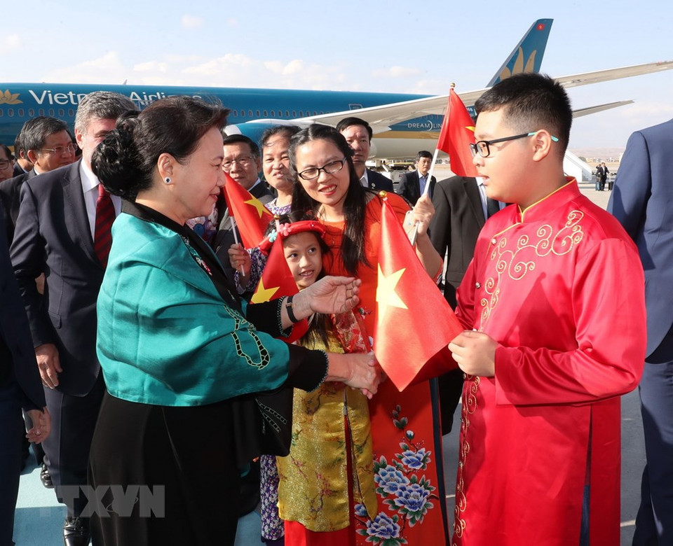 La presidenta parlamentaria vietnamita en el aeropuerto internacional Esenboga (Fuente: VNA)
