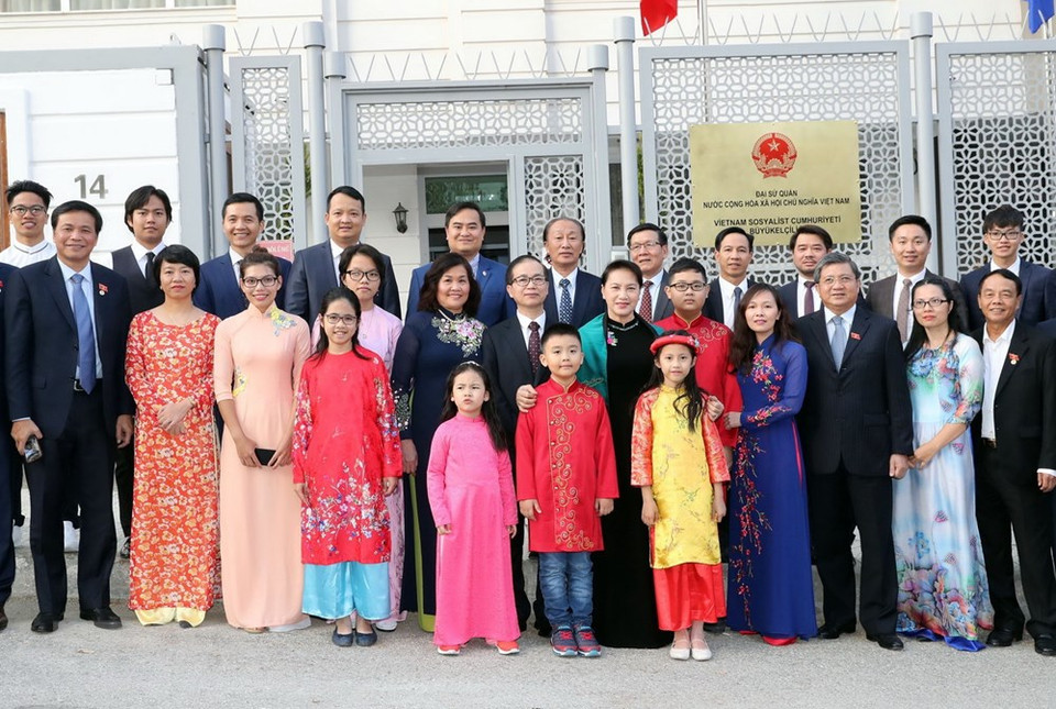 Nguyen Thi Kim Ngan sostuvo un encuentro con los diplomáticos vietnamitas y representantes de los coterráneos residentes en la localidad (Fuente: VNA)