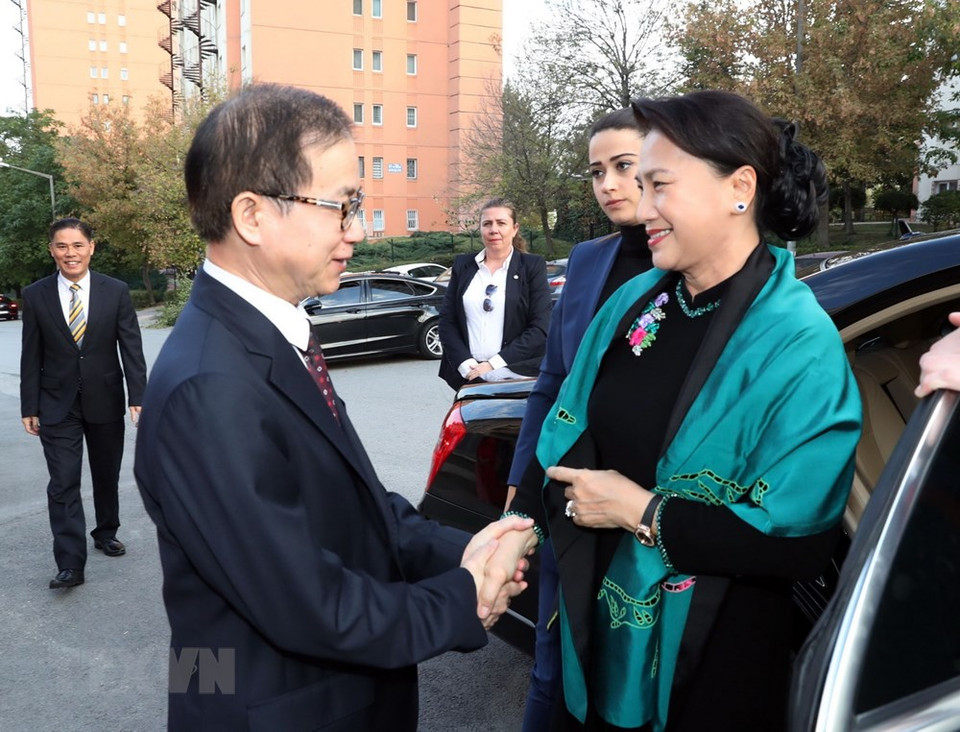 Nguyen Thi Kim Ngan sostuvo un encuentro con los diplomáticos vietnamitas y representantes de los coterráneos residentes en la localidad (Fuente: VNA)