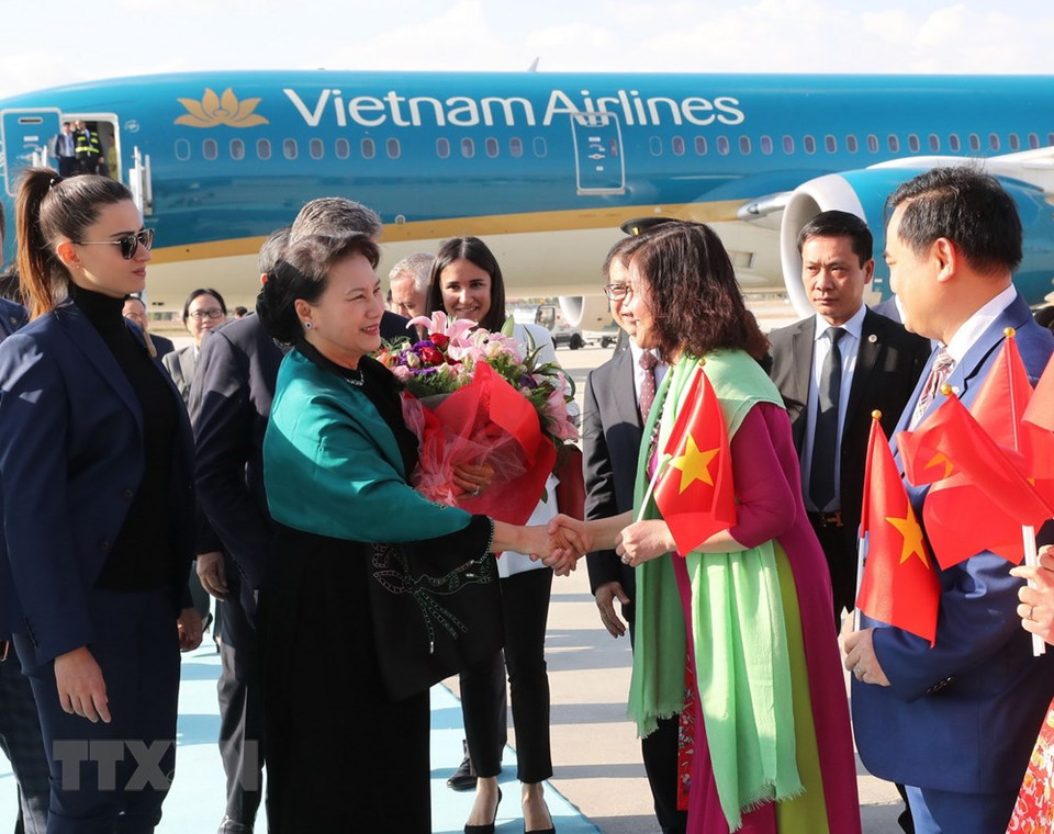 La presidenta parlamentaria vietnamita en el aeropuerto internacional Esenboga (Fuente: VNA)