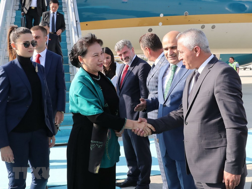La presidenta parlamentaria vietnamita en el aeropuerto internacional Esenboga (Fuente: VNA)