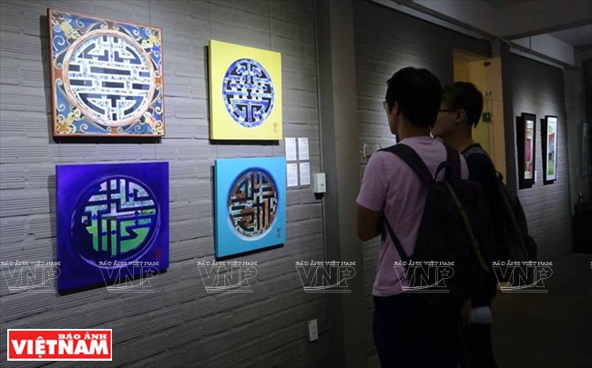Visitando la exhibición "Ventana en Vietnam" (Fuente: Revista Vietnam) Algunas obras presentadas en la exhibición:
