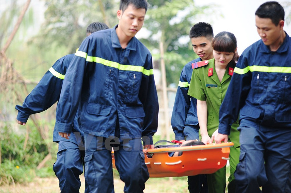 Thanh Hoa auxilia durante un ejercicio a sus compañeros en el rescate.