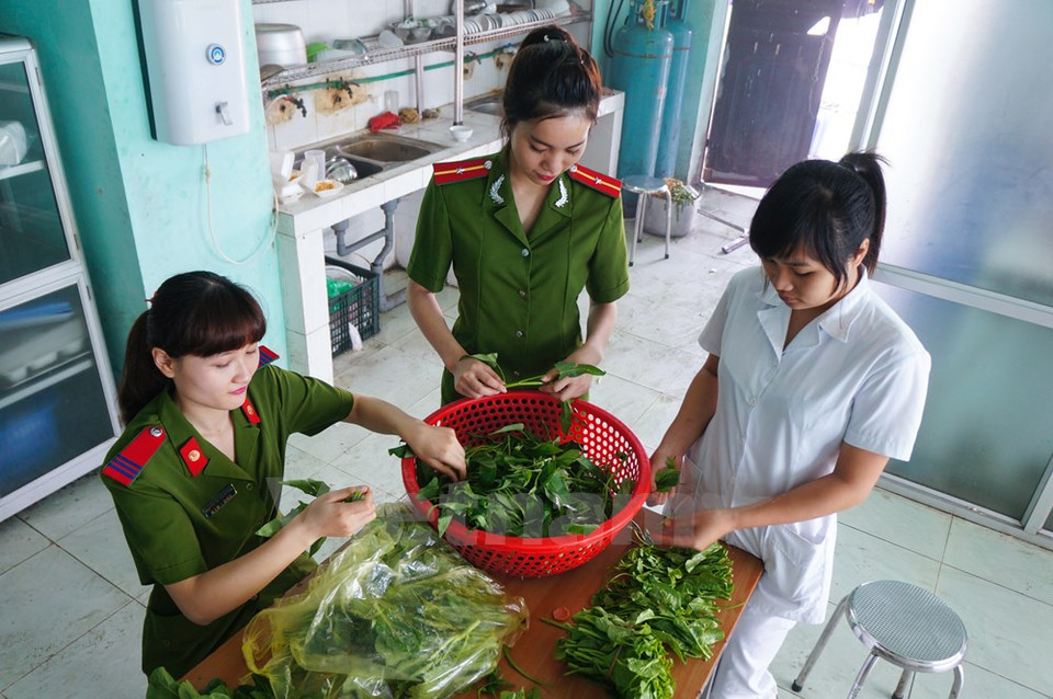 Las muchachas también preparan comidas para los colegas masculinos. Es para ellas una alegría.