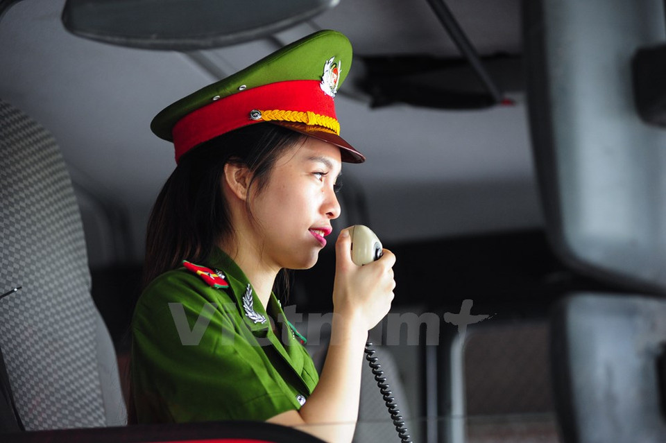 Las féminas persisten en ser el respaldo fiable de los combatientes que laboran en lugares peligrosos. 