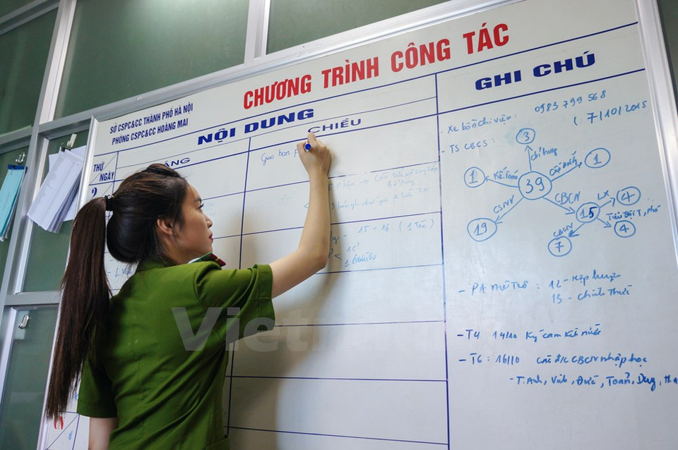 Su principal trabajo es servir en la oficina y realizar labores logísticas. 