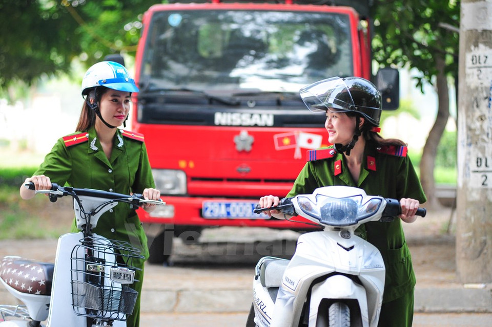 En la oficina número ocho de la policía contra incendios de Hanoi sólo hay dos féminas: sargenta mayor Nguyen Thi Thanh Hoa y subteniente Nguyen Thi Phuong Thao. 