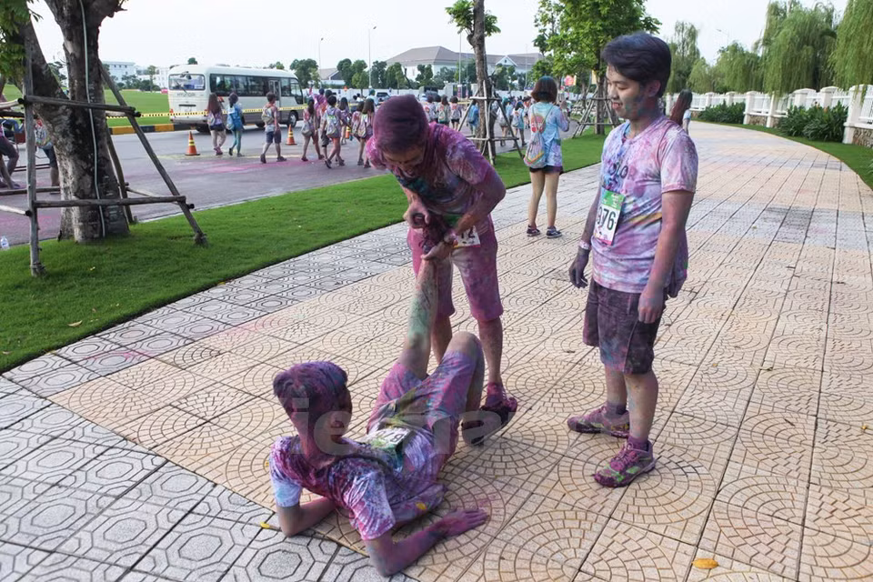 Auxiliaron a un amigo afectado por el calambre. (Fuente: VNA)