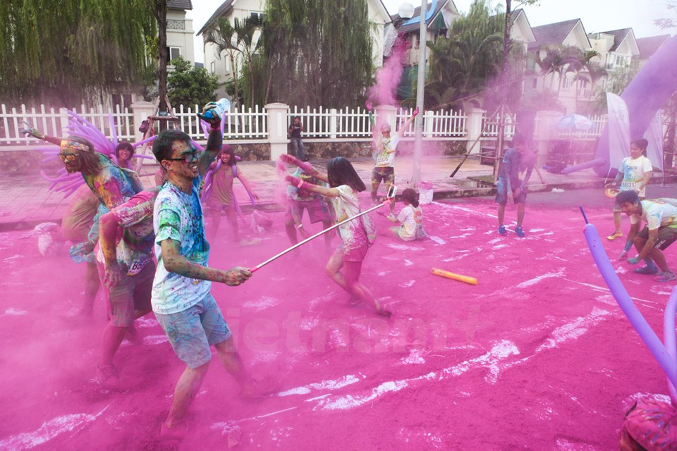 Un desafío para los participantes: embardunarse en un montón de polvo, y sólo pudieron continuar la carrera una vez manchado todo el cuerpo con color. (Fuente: VNA)