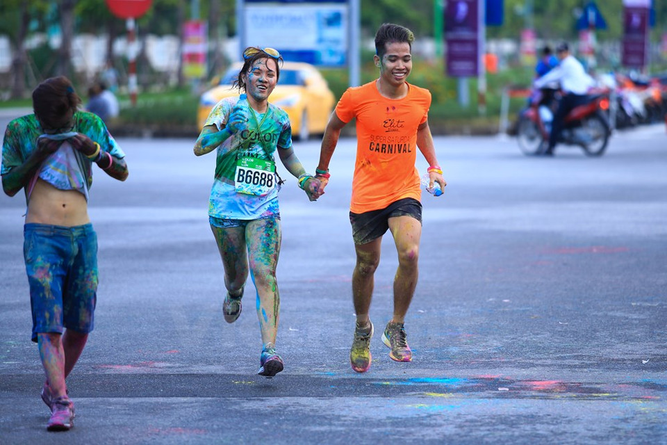 Mano en mano, esta pareja conquistó la carrera. (Fuente: VNA)