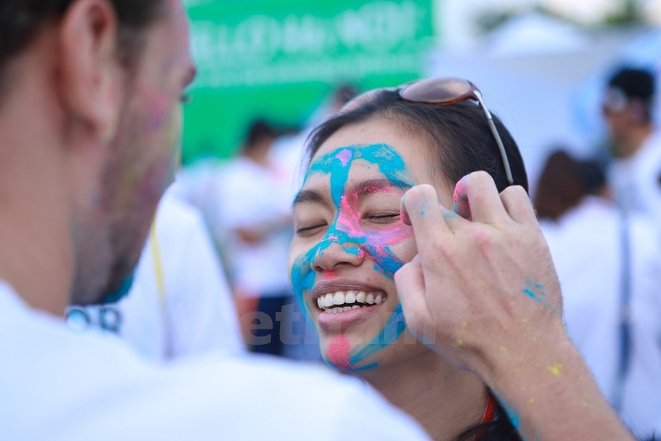 Los participantes caminaron, trotaron y corrieron cubriéndose con capas de polvo esparcido desde las estaciones en el trayecto. (Fuente: VNA)