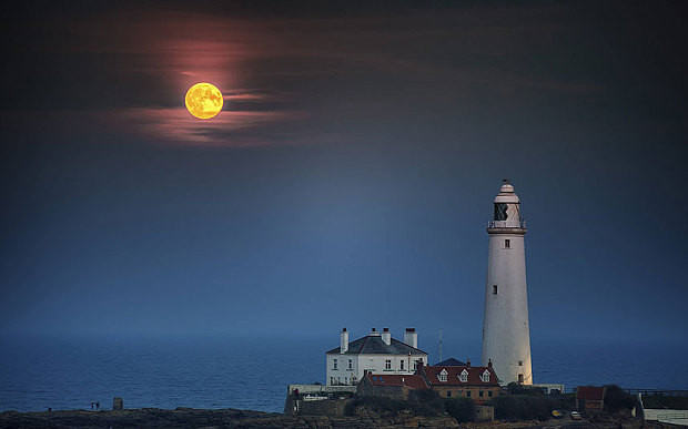 Faro Santa María, bahía Whitley en Inglaterra (Fuente: North News &amp; Pictures)