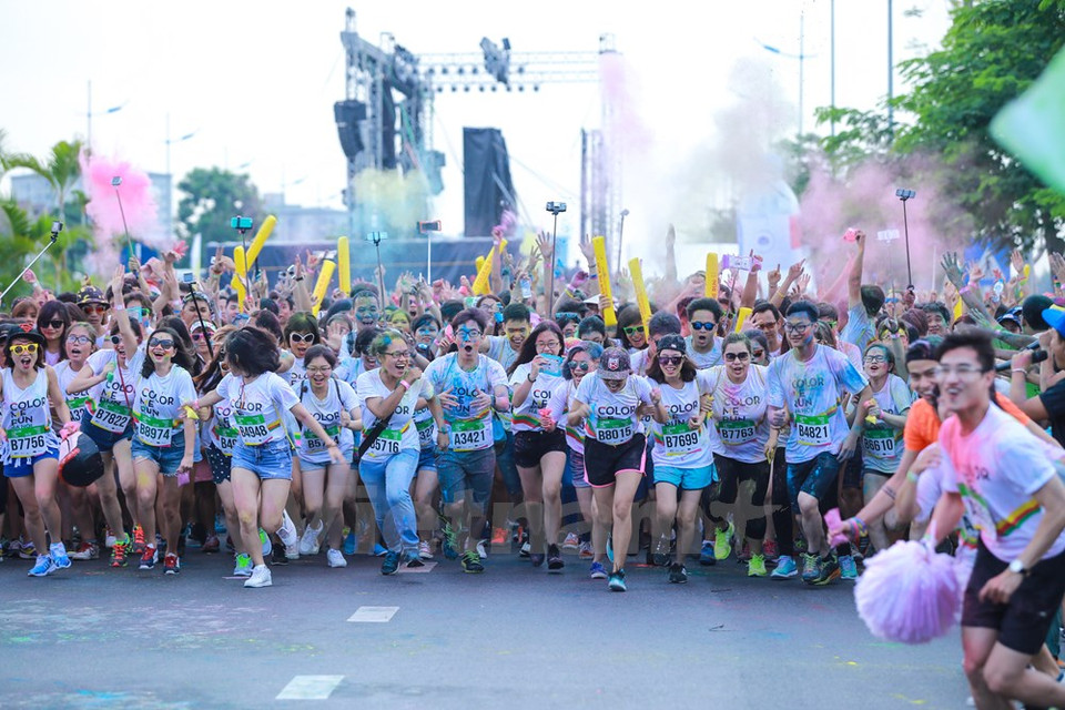 Los participantes se dividieron en grupos y tiraron colorante a sus competidores. (Fuente: VNA) 