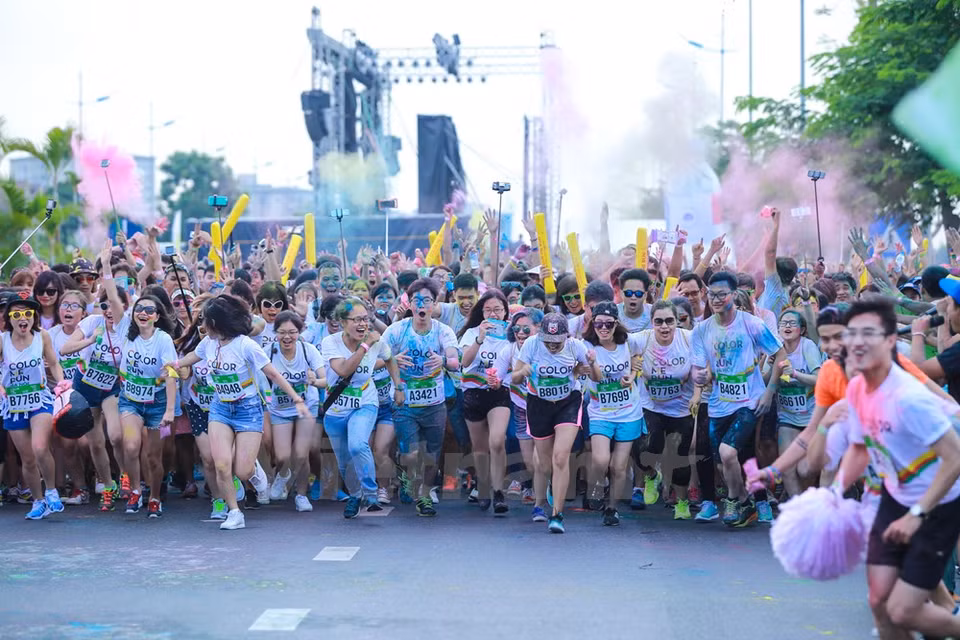Los participantes se dividieron en grupos y tiraron colorante a sus competidores. (Fuente: VNA) 