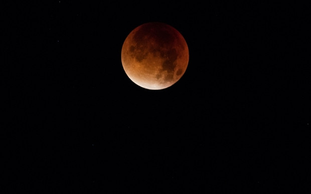 Luna de sangre en Glastonbury, Inglaterra (Fuente: Getty)