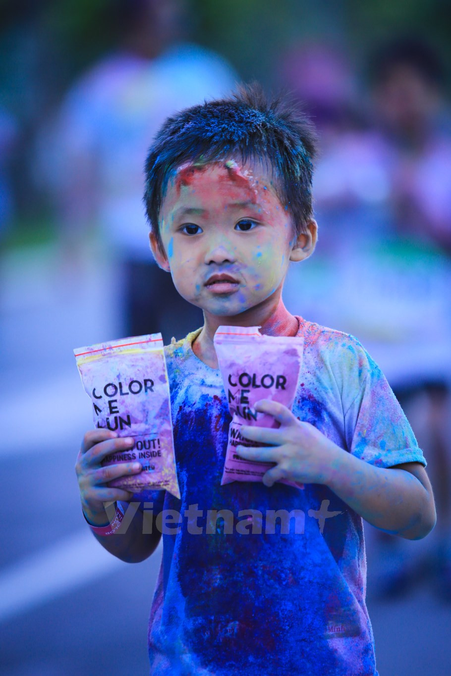 Este niño ahorró dos paquetes de colorante. (Fuente: VNA)