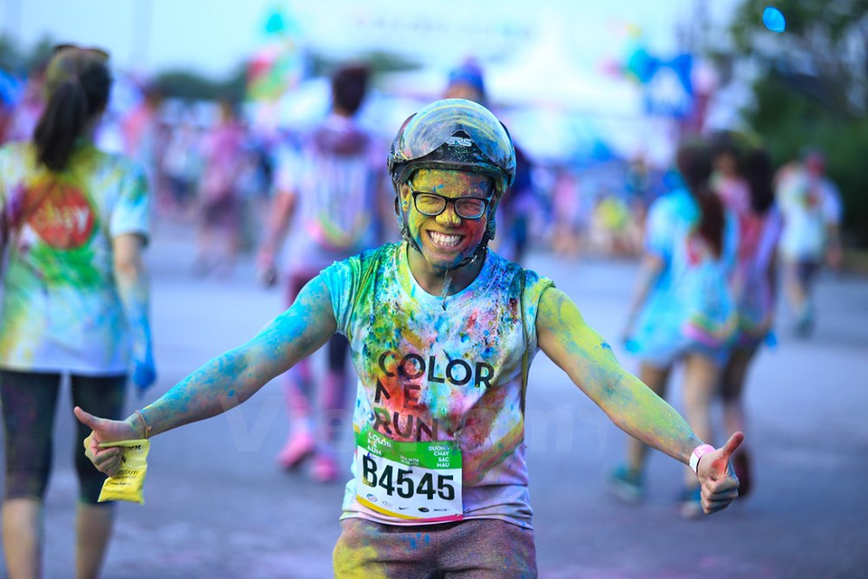 La seguridad ante todo: este joven llevó un casco. (Fuente: VNA)