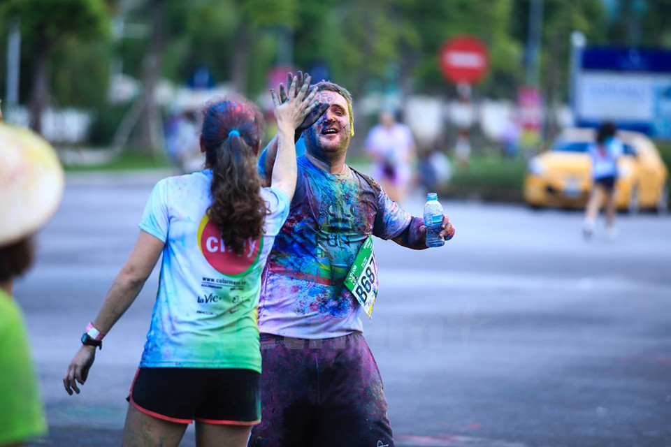 Un extranjero chocó los cinco con su novia. (Fuente: VNA)