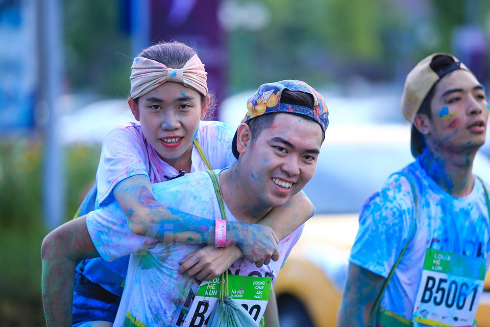 Muchacho llevó a su novia sobre la espalda. (Fuente: VNA)