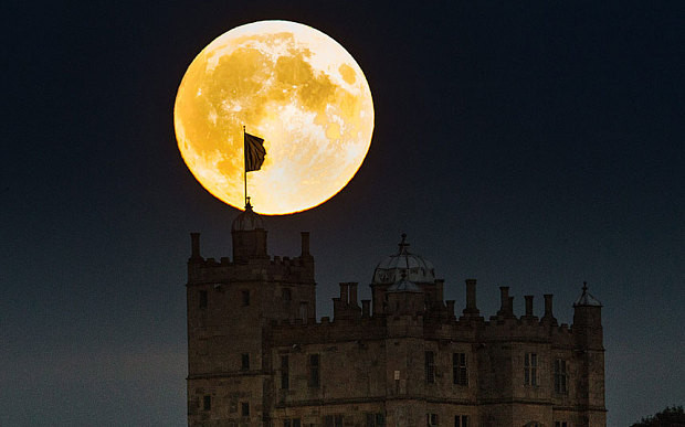 Súper luna por encima del castillo Bolsover, Derbyshire, Inglaterra (Foto de Ross Parry/SWNS)