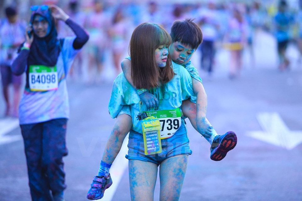 Muchacha cargó a su pequeño hermano sobre la espalda. (Fuente: VNA)