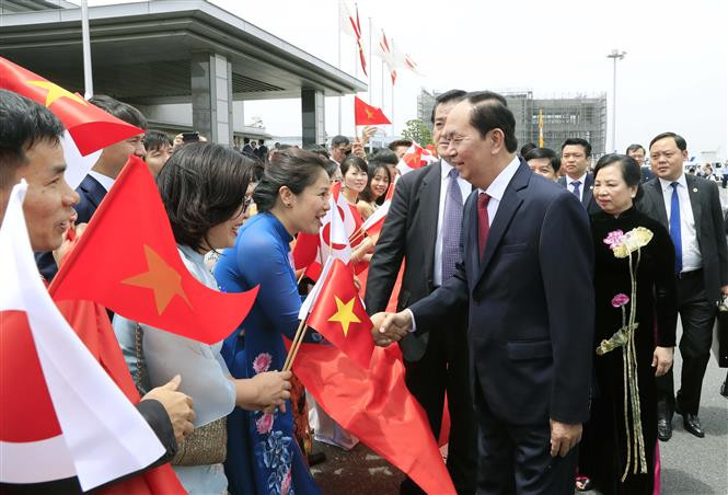 La visita del presidente Tran Dai Quang a Japón ratifica la política exterior de independencia, autonomía y multilateralización de Vietnam en sus relaciones internacionales y la voluntad de fortalecer los nexos estrechos y de confianza política entre ambas partes, contribuyendo así a reforzar aún más los vínculos entre las dos naciones que son socios estratégicos por la paz y la prosperidad en Asia (Fuente: VNA)