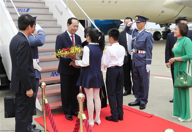 El Estado japonés ofreció una ceremonia de bienvenida al más alto nivel a Tran Dai Quang, con 21 disparos de artillería a su arribo al aeropuerto internacional de Haneda (Fuente: VNA)