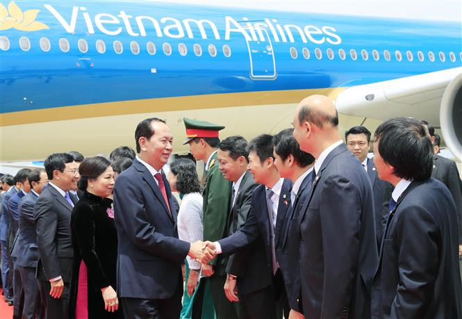 El presidente de Vietnam, Tran Dai Quang, y su esposa llegaron a Japón, para iniciar una visita estatal de cinco días, en momentos en que las dos naciones celebran el 45 aniversario de las relaciones bilaterales (Fuente: VNA)