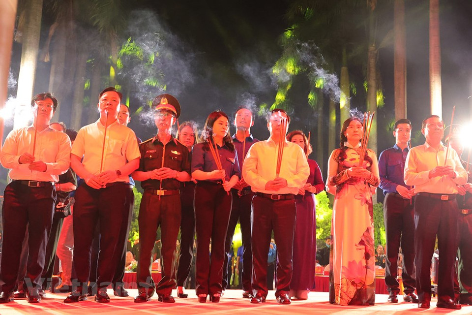 Diferentes localidades desarrollan, en estos días, una serie de actividades por el mismo motivo, con la participación de los máximos dirigentes del Partido Comunista y el Estado, lo cual reafirma la importancia y la atención especial que se concede a la solidaridad y a las personas con méritos revolucionarios. En más de medio siglo de lucha por la independencia, la reunificación, la defensa de la Patria y en la participación en diversas misiones internacionales, más de un millón de soldados vietnamitas cayeron. A lo largo de su vida, el presidente Ho Chi Minh enseñó que la sangre de estos héroes enrojeció aún más la bandera revolucionaria, y los sacrificios de los mártires hicieron posible la independencia y la libertad para la nación (Fuente: Vietnam+)