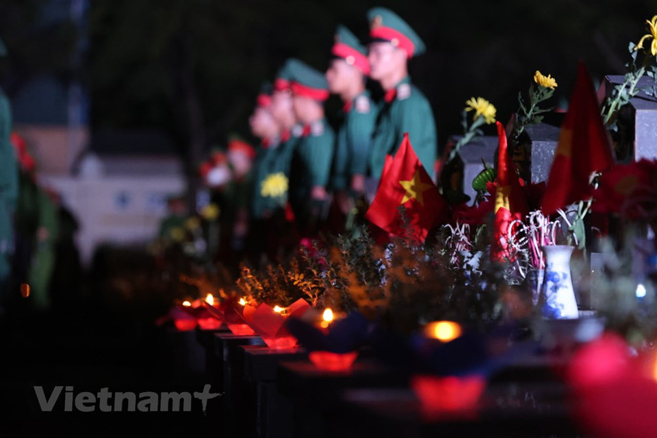 De acuerdo con las estadísticas oficiales, en la actualidad, hay más de 9,2 millones de contribuyentes conocidos a la revolución, incluidos 1,2 millones de mártires, más de 139 000 madres vietnamitas heroicas, 1300 héroes de las Fuerzas Armadas Populares y Héroes del Trabajo, casi 800 000 inválidos de guerra y otros 320 mil que estuvieron expuestos a productos químicos tóxicos. En conmemoración del 75º aniversario del Día de los Inválidos y Mártires de Guerra, se ha dedicado un presupuesto de alrededor de 17 millones de dólares a donaciones con el propósito de atender a más de 1,3 millones de personas con méritos para con la revolución. Todo el sistema político y las organizaciones, personas y comunidades han movilizado recursos para rendir homenaje a los mártires, centrándose también en la búsqueda e identificación de los restos de quienes entregaron su vida por el bienestar futuro de la Patria (Fuente: Vietnam+)