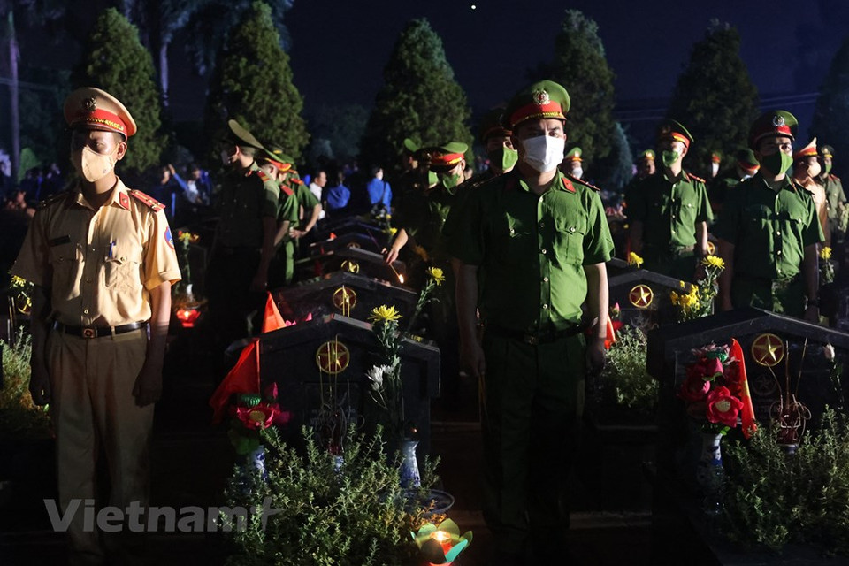 El presidente vietnamita Nguyen Xuan Phuc, al evaluar las políticas hacia estas personas, enfatizó: “En los últimos 75 años, hemos movilizado grandes recursos del Estado y la comunidad para llevar a cabo numerosos programas significativos como: casas de solidaridad, fondo y libretas de ahorro de gratitud, y cuidado de los exsoldados gravemente heridos, de los padres ancianos y los hijos de los mártires, y a las Madres Heroicas. Estas actividades demuestran el afecto y la responsabilidad de la sociedad y traen grandes efectos al consolidar la gran unidad nacional y despertar aún más el patriotismo”. Los líderes del Partido Comunista y del Estado siempre enfatizan que el cuidado de los inválidos de guerra, mártires y las familias de las personas con méritos revolucionarios constituye el honor y la responsabilidad del gobierno en todos los niveles, las ramas, las organizaciones sociopolíticas y la sociedad toda (Fuente: Vietnam+)