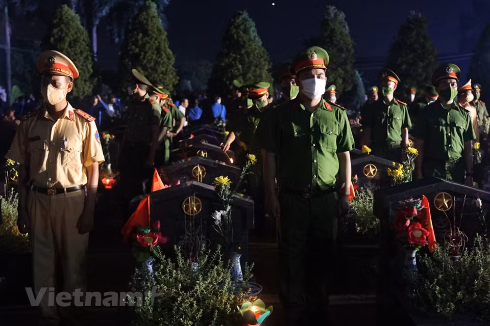 El presidente vietnamita Nguyen Xuan Phuc, al evaluar las políticas hacia estas personas, enfatizó: “En los últimos 75 años, hemos movilizado grandes recursos del Estado y la comunidad para llevar a cabo numerosos programas significativos como: casas de solidaridad, fondo y libretas de ahorro de gratitud, y cuidado de los exsoldados gravemente heridos, de los padres ancianos y los hijos de los mártires, y a las Madres Heroicas. Estas actividades demuestran el afecto y la responsabilidad de la sociedad y traen grandes efectos al consolidar la gran unidad nacional y despertar aún más el patriotismo”. Los líderes del Partido Comunista y del Estado siempre enfatizan que el cuidado de los inválidos de guerra, mártires y las familias de las personas con méritos revolucionarios constituye el honor y la responsabilidad del gobierno en todos los niveles, las ramas, las organizaciones sociopolíticas y la sociedad toda (Fuente: Vietnam+)