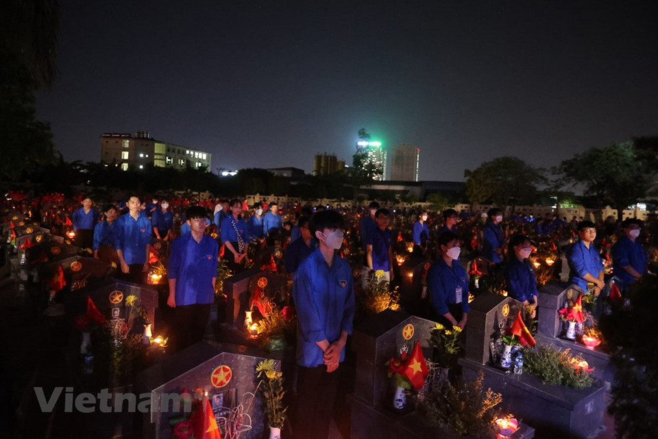 Respecto a las tareas futuras, el ministro de Trabajo, Inválidos de Guerra y Seguridad Social, Dao Ngoc Dung, aseguró: “Continuaremos implementando de manera adecuada las políticas preferenciales para las personas con méritos revolucionarios, prestando especial atención a las que se encuentran en situación difícil. Además, seguiremos aumentando la inversión en instalaciones, apoyando la formación profesional y creando puestos de trabajo para estos compatriotas. Debemos ofrecer atención médica a las personas con méritos revolucionarios y sus familiares. Asimismo, necesitamos promover la búsqueda e identificación de restos de mártires y convertir los movimientos de gratitud en actividades sociales regulares”. En Vietnam, el Día de los Inválidos y Mártires de Guerra tiene un profundo significado (Fuente: Vietnam+)