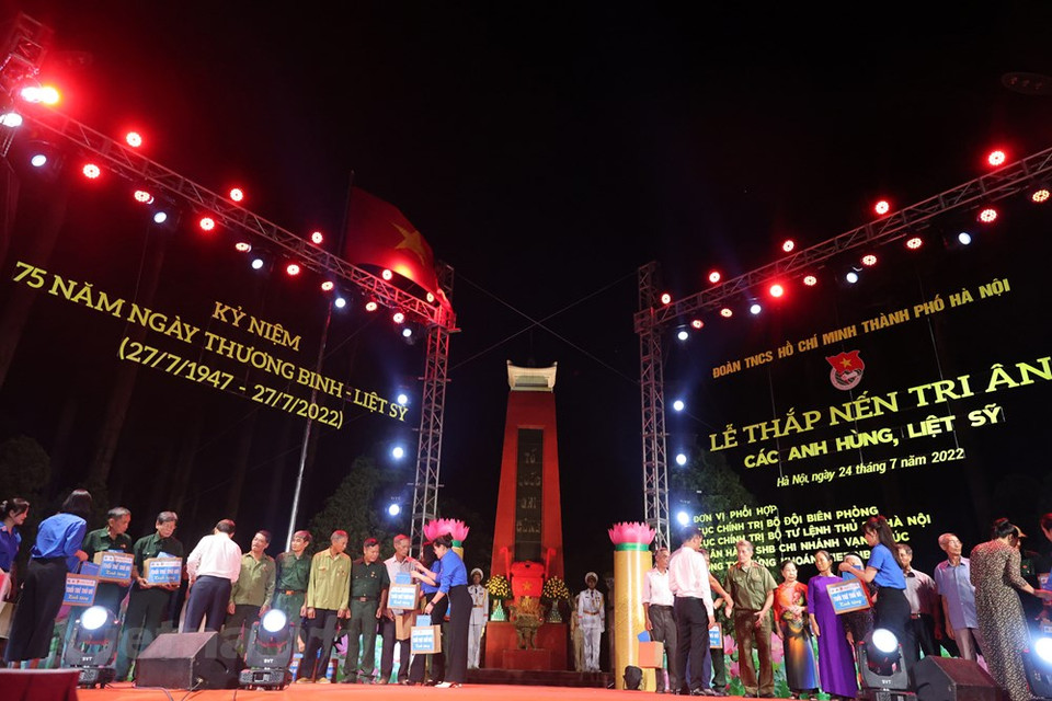 Según el registro oficial en Vietnam, hasta el momento, hay más de 9,2 millones de personas con méritos revolucionarios, entre ellos veteranos, Madres Heroicas, Héroes de las Fuerzas Armadas Populares, Héroes del Trabajo, inválidos de guerra y familiares de mártires, todos se han beneficiado con leyes y políticas preferenciales. De hecho, estos compatriotas no solo reciben subsidios, sino que también reciben ayudas en diferentes aspectos de su vida, como la salud, la vivienda, la formación profesional, la creación de empleo y la ayuda en la producción y el negocio. Asimismo, el Partido y el Estado han prestado especial atención a la planificación, la inversión y la mejora de las instalaciones de cuidado para los vietnamitas con méritos revolucionarios (Fuente: Vietnam+)