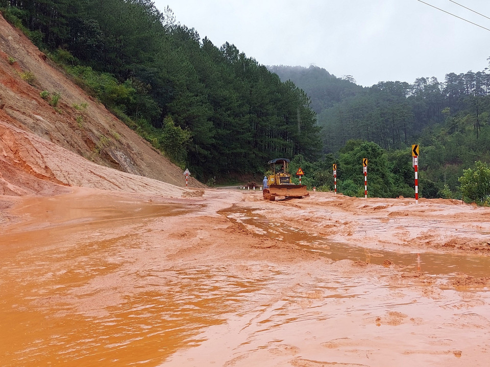 En el distrito de Tu Mo Rong, de la provincia de Kon Tum, las fuertes lluvias provocan deslizamientos de tierra en muchos lugares (Fuente: VNA)