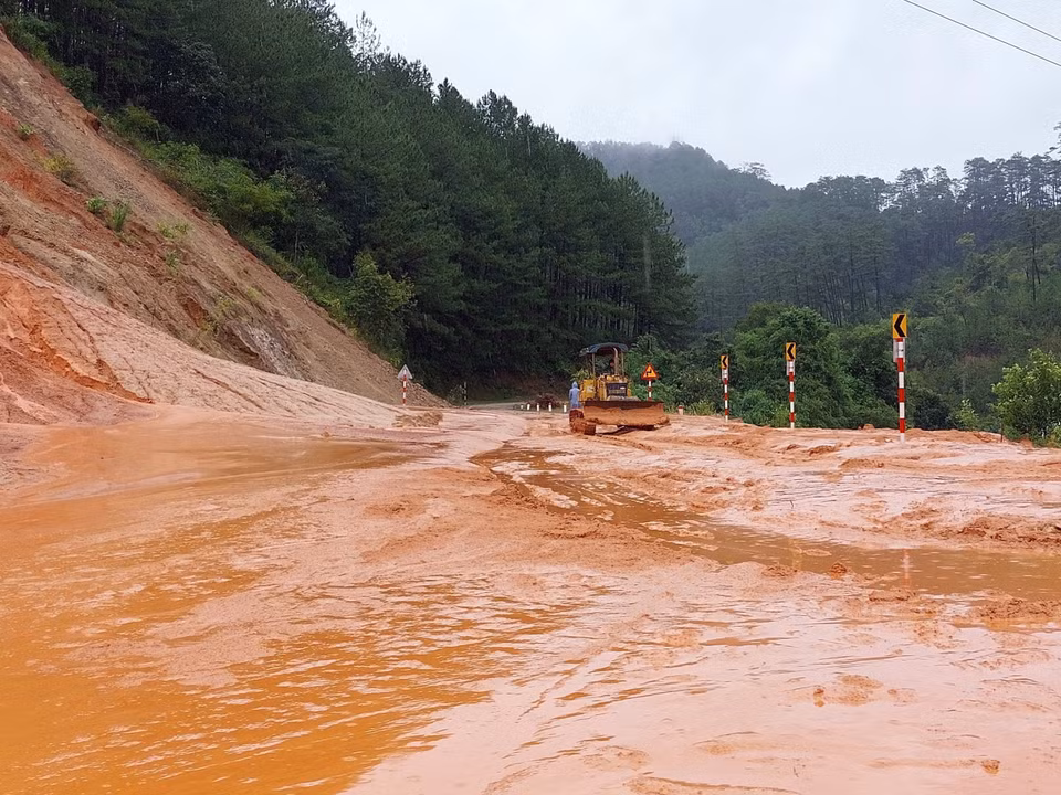 En el distrito de Tu Mo Rong, de la provincia de Kon Tum, las fuertes lluvias provocan deslizamientos de tierra en muchos lugares (Fuente: VNA)