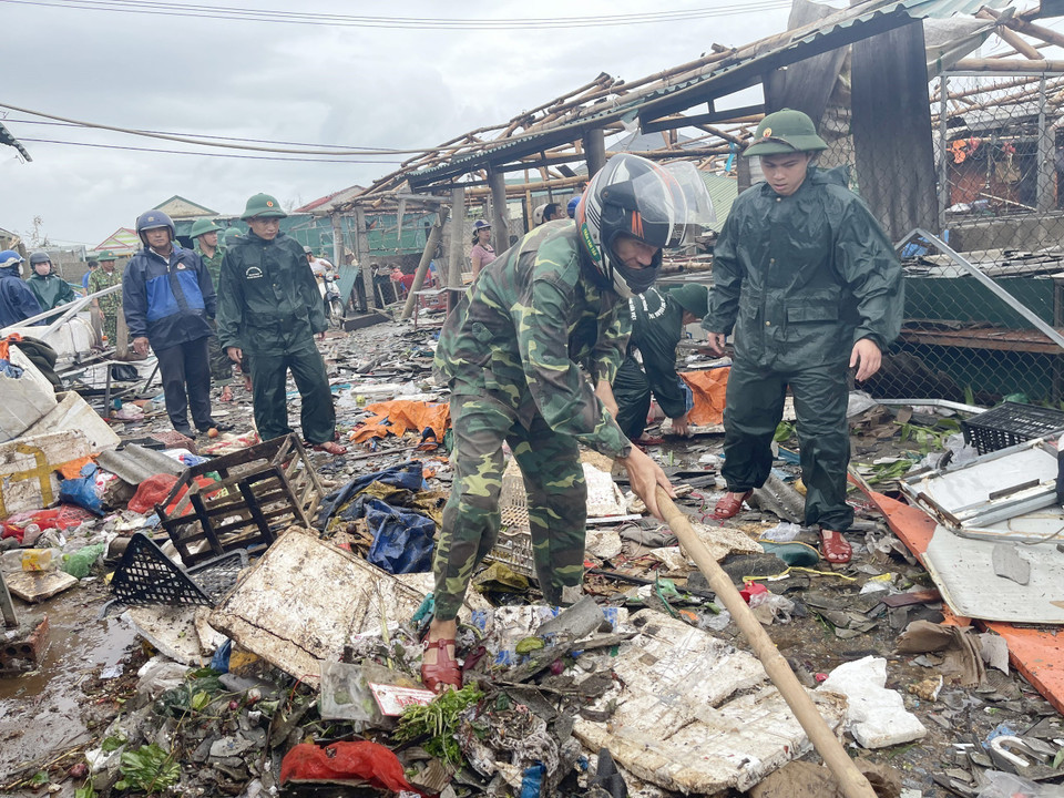 Los guardias fronterizos en el puerto de Cua Viet, en la provincia de Quang Tri, apoyan a los lugareños en la limpieza y reparación de tiendas dañadas (Fuente: VNA)
