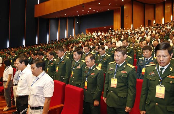 Los delegados en la reunión guardan un minuto de silencio para conmemorar a los héroes y mártires (Fuente: VNA)