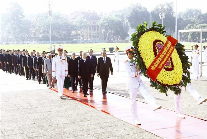 Una delegación de líderes del Partido Comunista, Estado, Gobierno, de la Asamblea Nacional y del Frente de la Patria de Vietnam rinde homenaje al Presidente Ho Chi Minh en su mausoleo en Hanoi (Fuente: VNA)