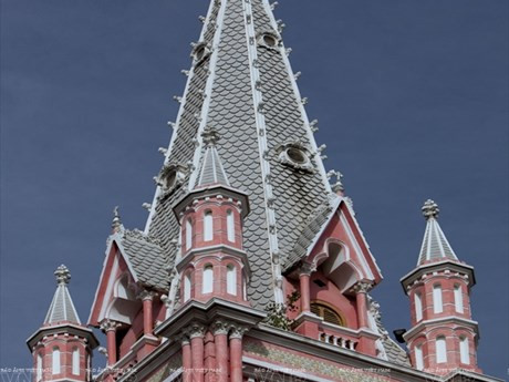 Pintada en rosa y blanco, la iglesia Tan Dinh se destaca por la arquitectura gótica y decoraciones romanas y barrocas (Fuente: VNA)