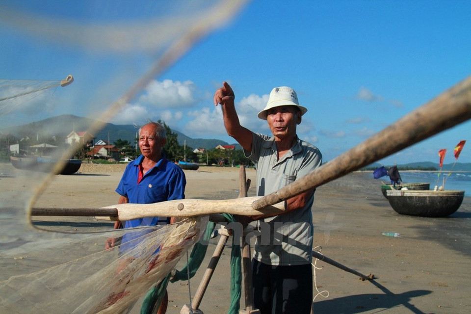 No sólo sabe de memoria las olas y los remolinos submarinos para encontrar el mejor lugar de colocar la red, Thuc también es un artista de las nanas folclóricas locales.